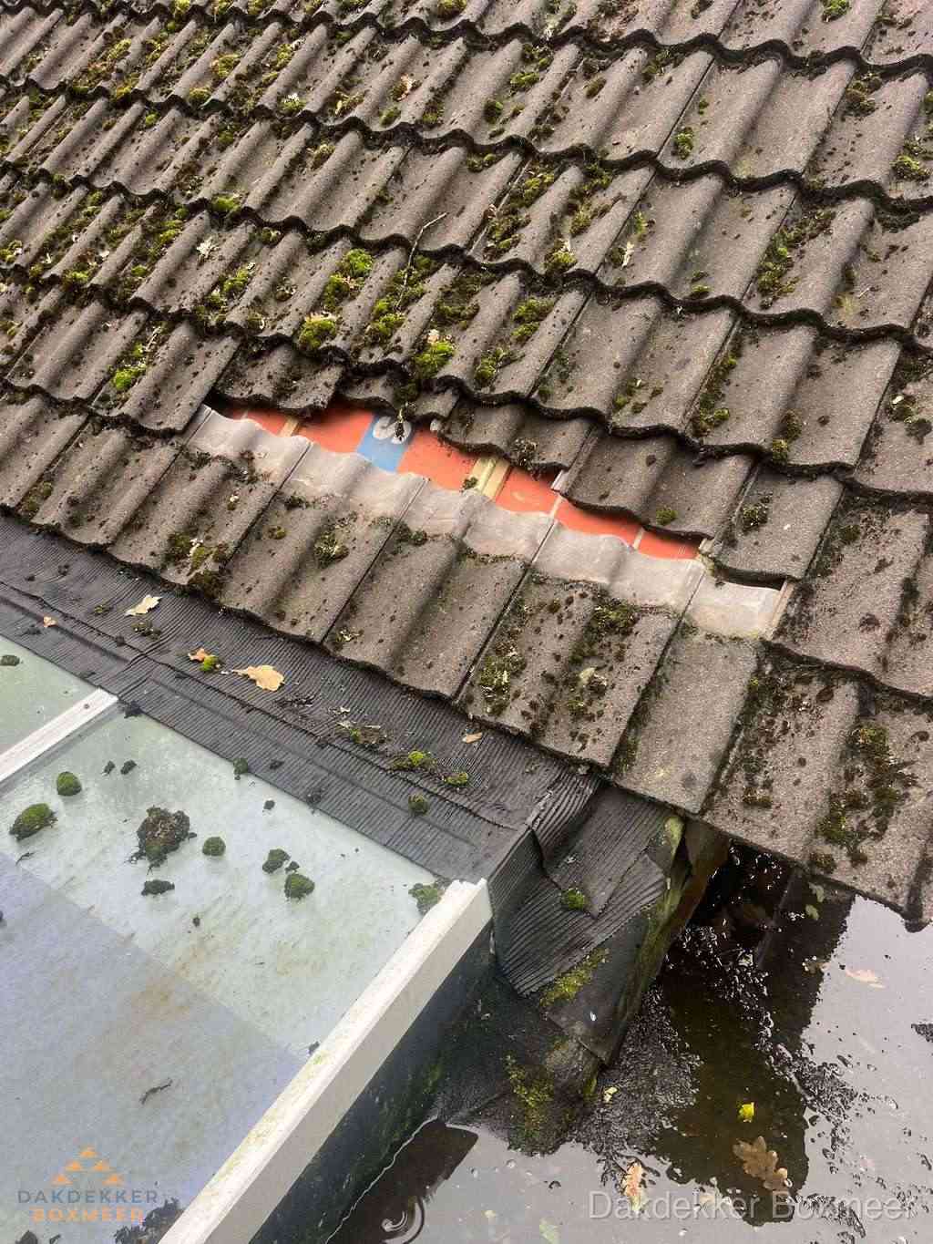 Beschadigd pannendak met ontbrekende dakpannen voor reparatie in Boxmeer Beschadigd pannendak met ontbrekende dakpannen voor reparatie in Boxmeer