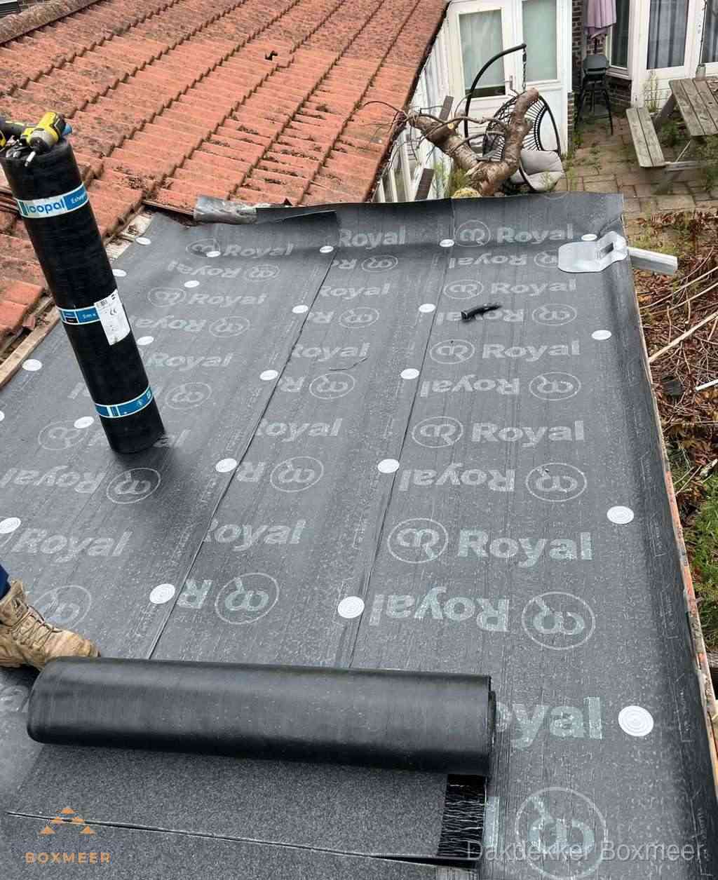 Plat dak met nieuwe bitumen dakbedekking en brandgereedschap in Boxmeer Plat dak met nieuwe bitumen dakbedekking en brandgereedschap in Boxmeer