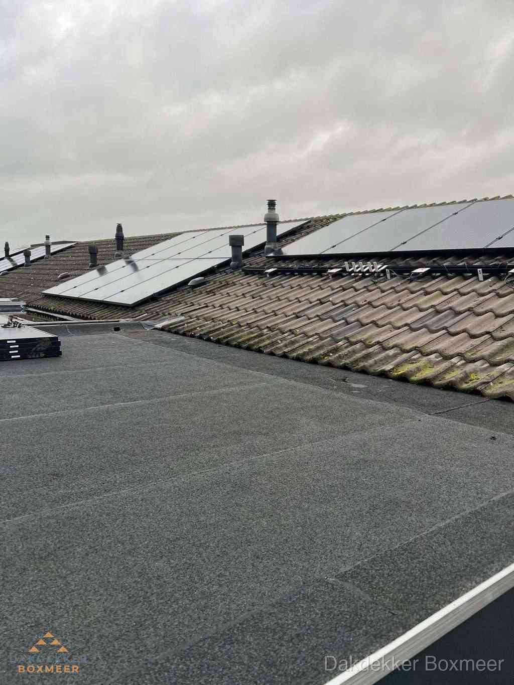 Plat dak inspectie met bitumen bedekking naast schuin pannendak in Boxmeer Plat dak inspectie met bitumen bedekking naast schuin pannendak in Boxmeer