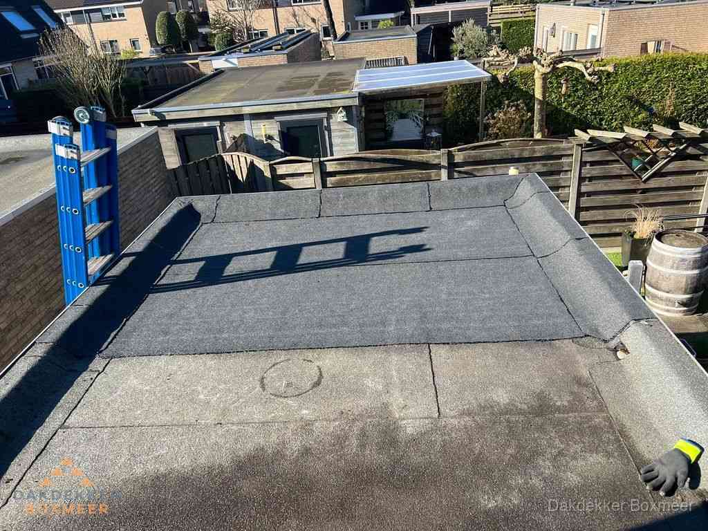 Dakdekker legt onderlaag op plat dak met houten constructie in Boxmeer Dakdekker legt onderlaag op plat dak met houten constructie in Boxmeer