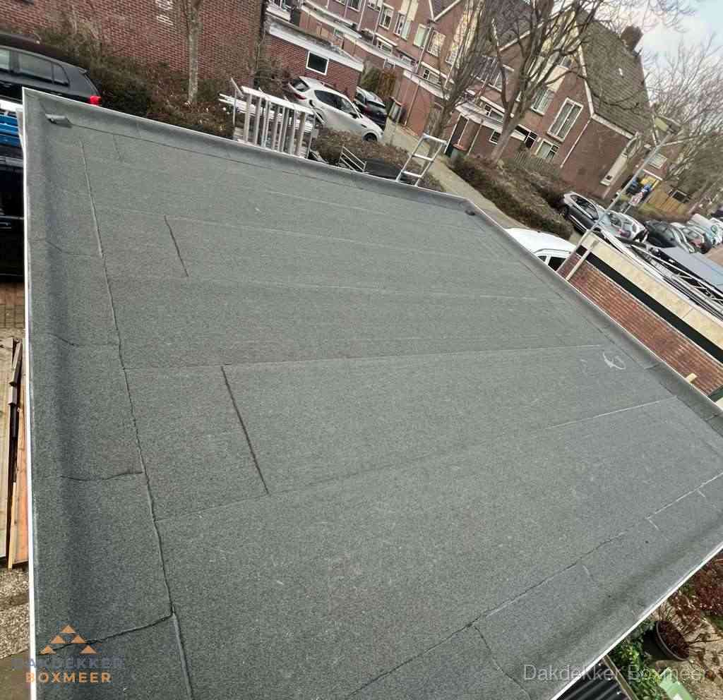 Nieuwe bitumen dakbedekking op plat dak van garage in Boxmeer Nieuwe bitumen dakbedekking op plat dak van garage in Boxmeer