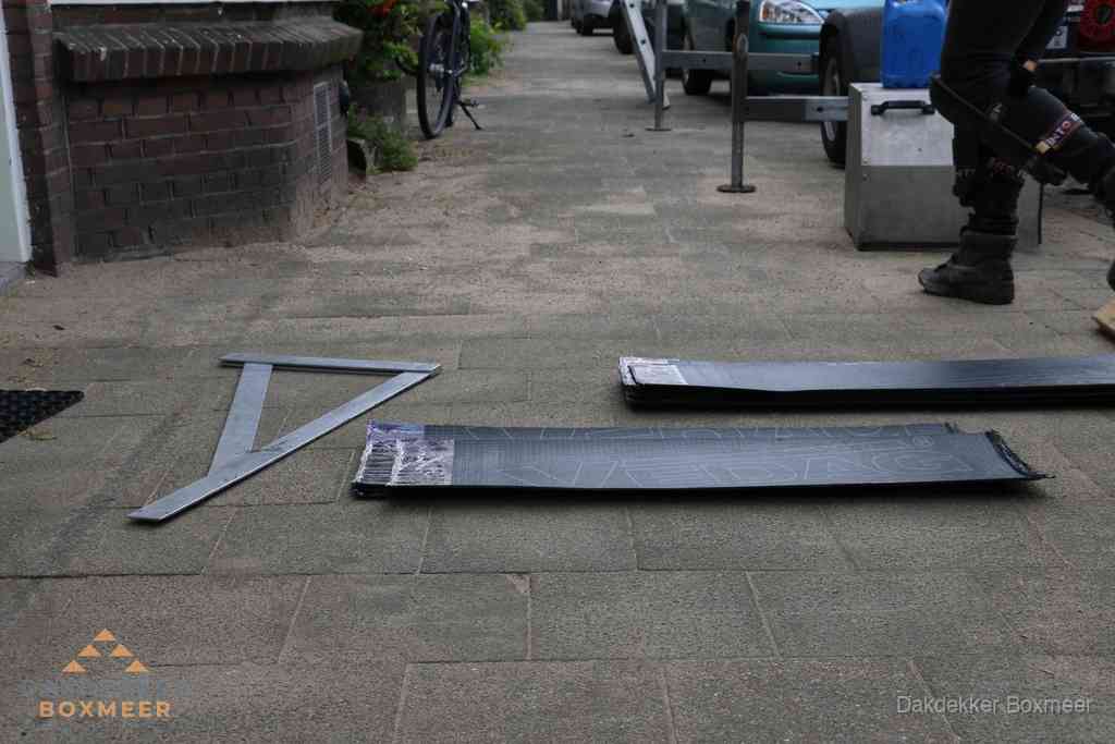 Dakbedekkingsmateriaal en zinkwerk klaargelegd voor reparatie in Boxmeer Dakbedekkingsmateriaal en zinkwerk klaargelegd voor reparatie in Boxmeer