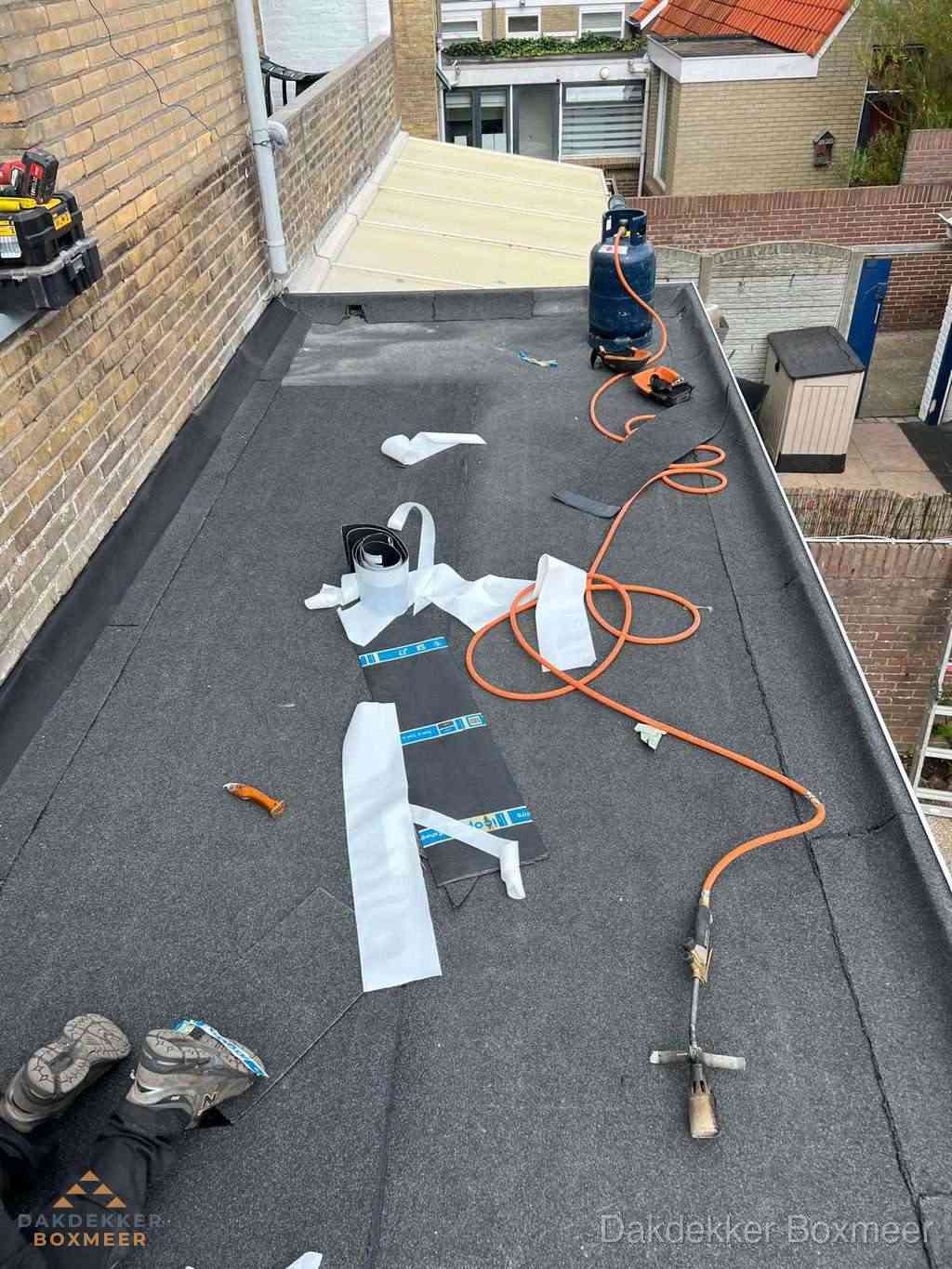 Dakdekker brengt EPDM dakbedekking aan op plat dak in Boxmeer Dakdekker brengt EPDM dakbedekking aan op plat dak in Boxmeer