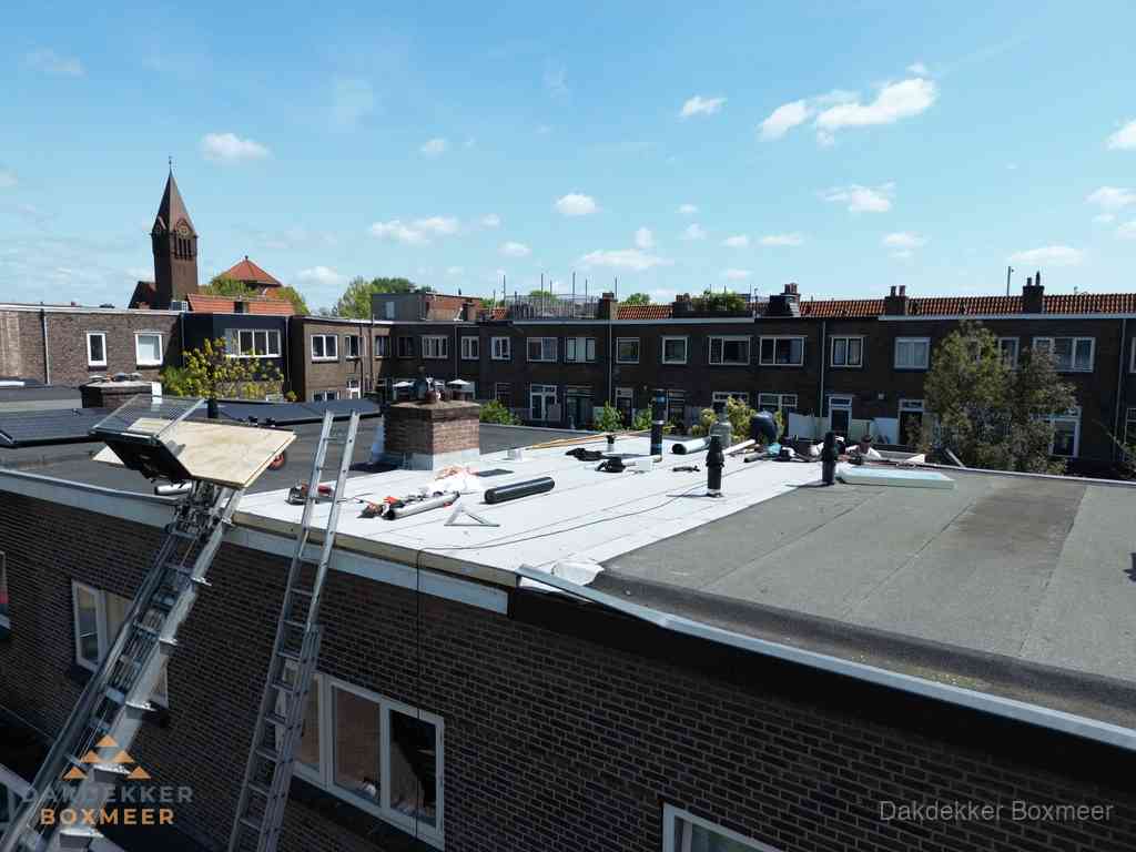 Dakdekkers aan het werk op plat dak in Boxmeer Dakdekkers aan het werk op plat dak in Boxmeer