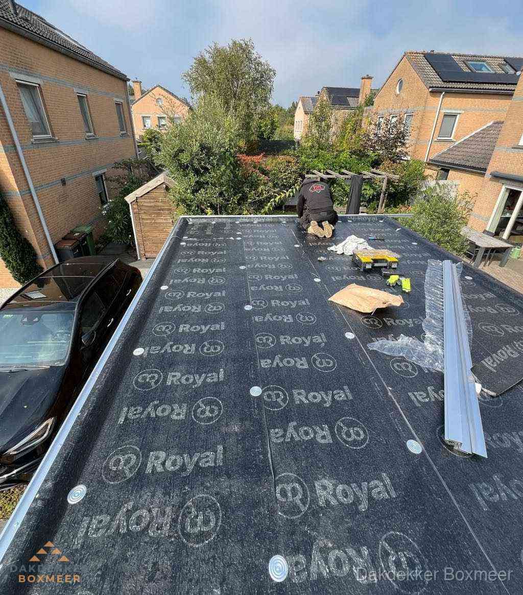 Dakdekker aan het werk op plat dak renovatie in Boxmeer Dakdekker aan het werk op plat dak renovatie in Boxmeer