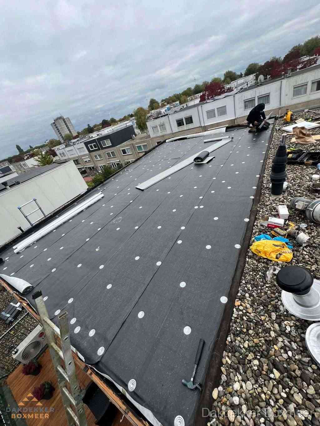 Dakleer vervangen op groot plat dak door dakdekker in Boxmeer Dakleer vervangen op groot plat dak door dakdekker in Boxmeer
