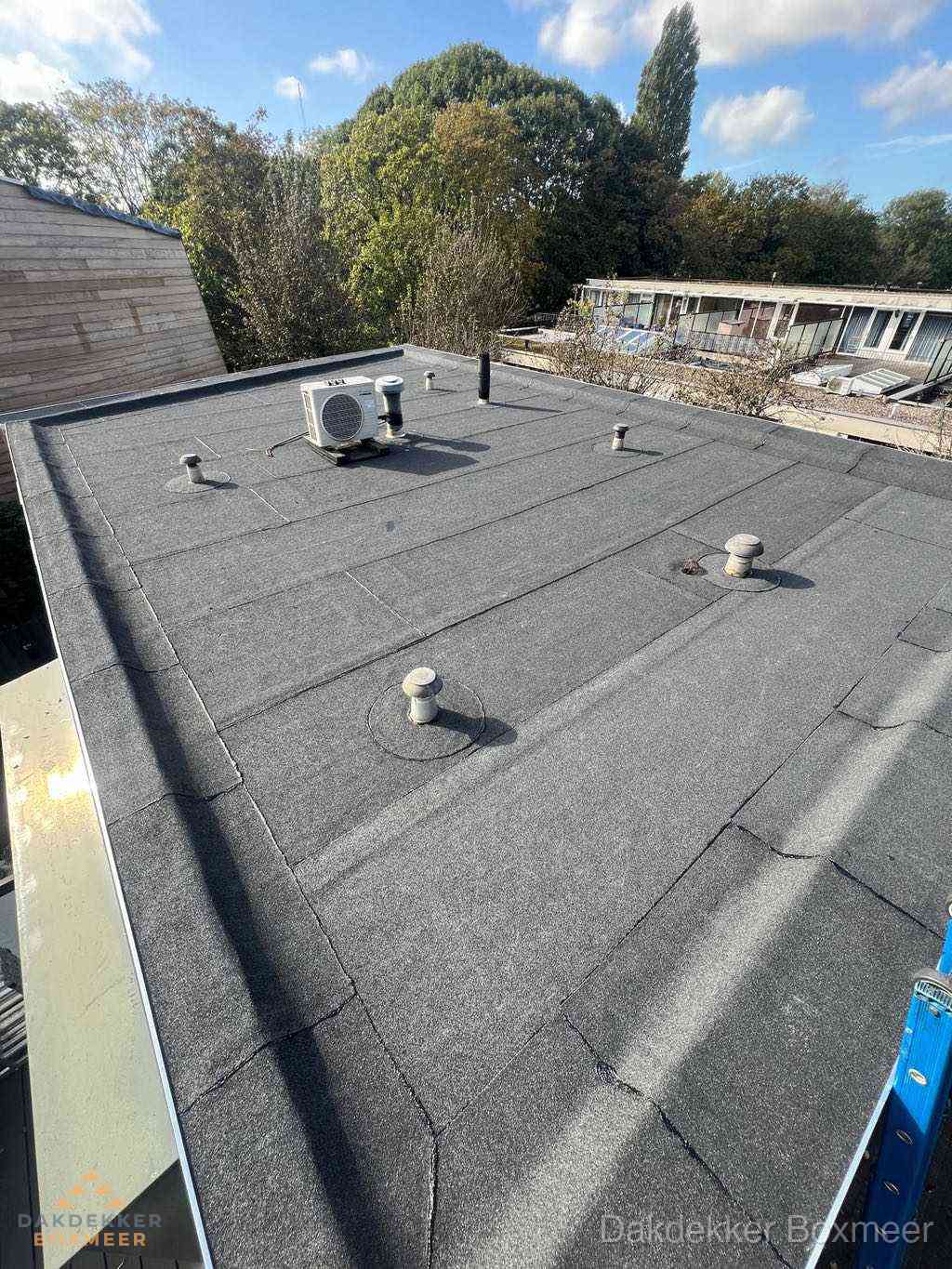 Plat dak met bitumen en brandgereedschap van dakdekkersbedrijf in Boxmeer Plat dak met bitumen en brandgereedschap van dakdekkersbedrijf in Boxmeer