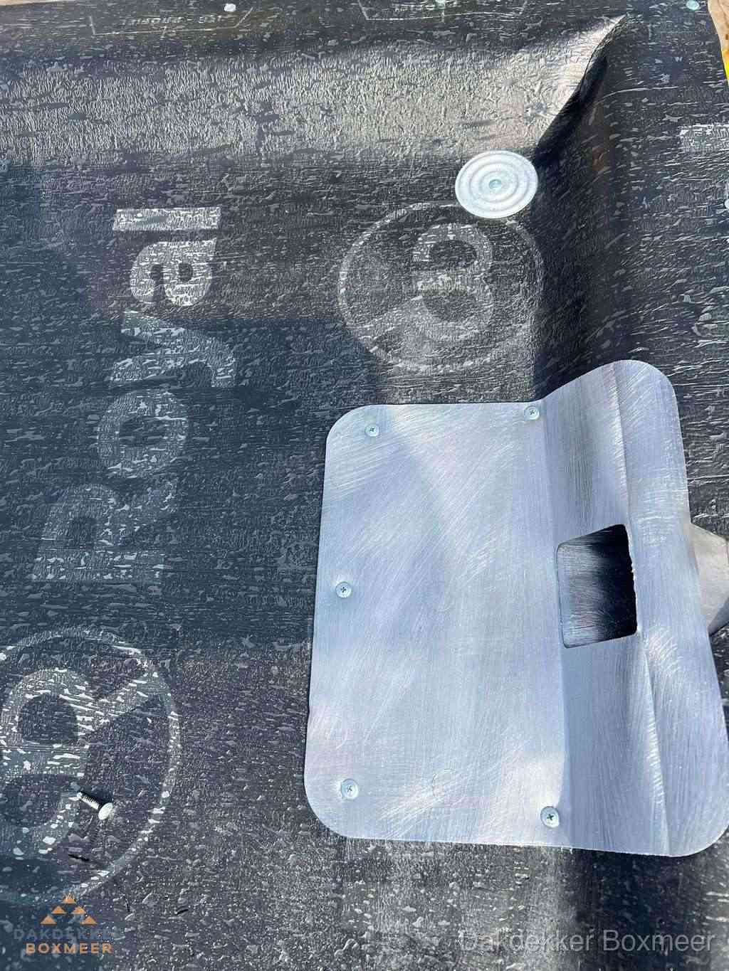 Dakdoorvoer met metalen afvoerplaat op bitumen dak in Boxmeer Dakdoorvoer met metalen afvoerplaat op bitumen dak in Boxmeer