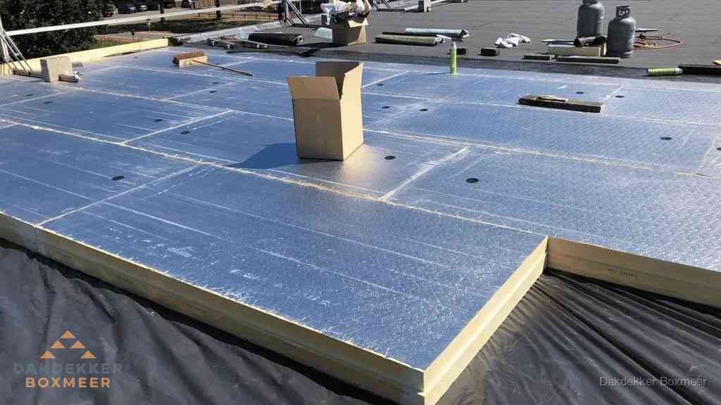 PIR isolatieplaten worden gelegd op plat dak voor dakisolatie in Boxmeer PIR isolatieplaten worden gelegd op plat dak voor dakisolatie in Boxmeer