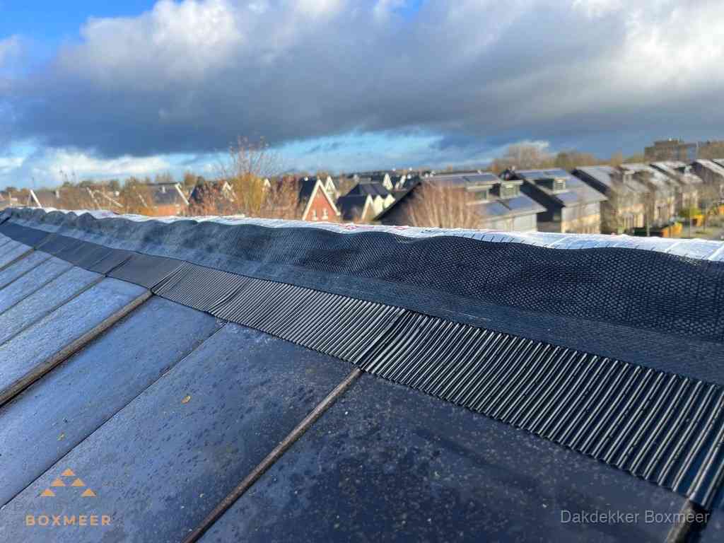 Dakisolatie bij de nok met ventilatieprofiel op schuin dak in Boxmeer Dakisolatie bij de nok met ventilatieprofiel op schuin dak in Boxmeer
