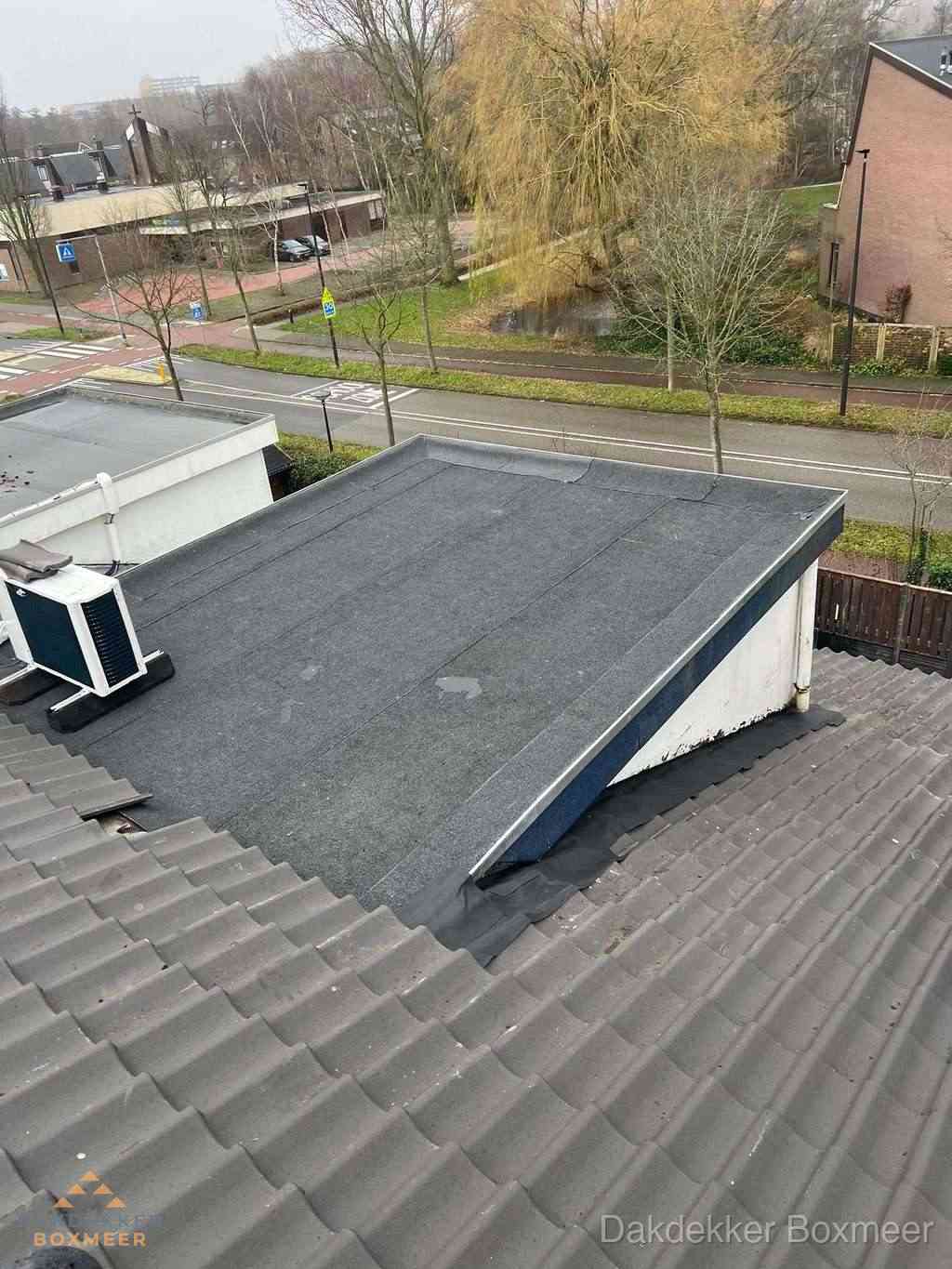 Plat dak met bitumen dakbedekking naast schuin pannendak in Boxmeer Plat dak met bitumen dakbedekking naast schuin pannendak in Boxmeer