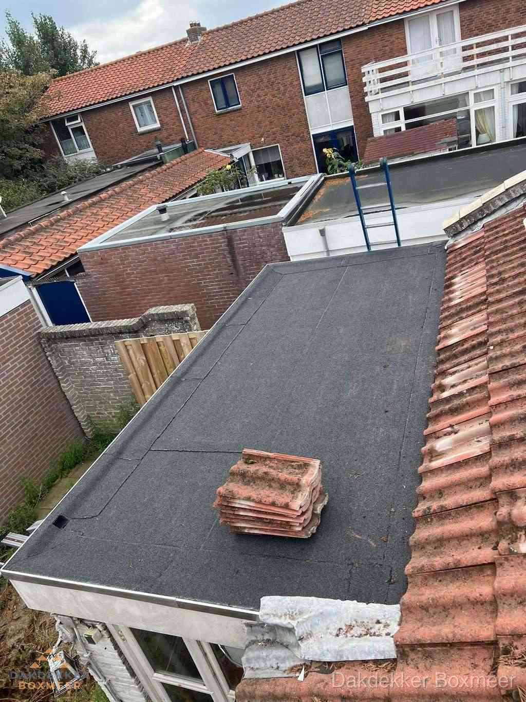Aanbouw plat dak met reservepannen voor dakpannen vervangen in Boxmeer Aanbouw plat dak met reservepannen voor dakpannen vervangen in Boxmeer