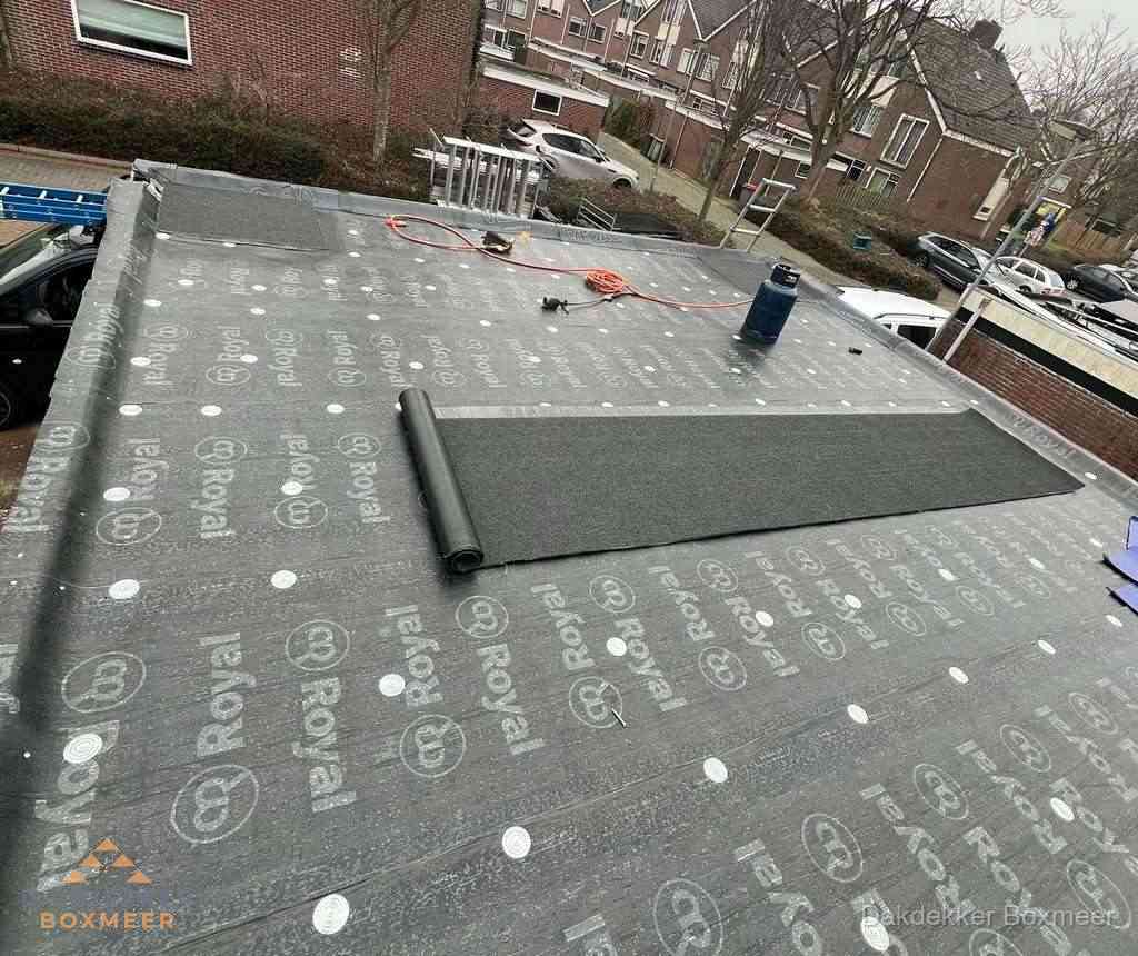 Dakdekker aan het werk met gasbrander op plat bitumen dak in Boxmeer Dakdekker aan het werk met gasbrander op plat bitumen dak in Boxmeer