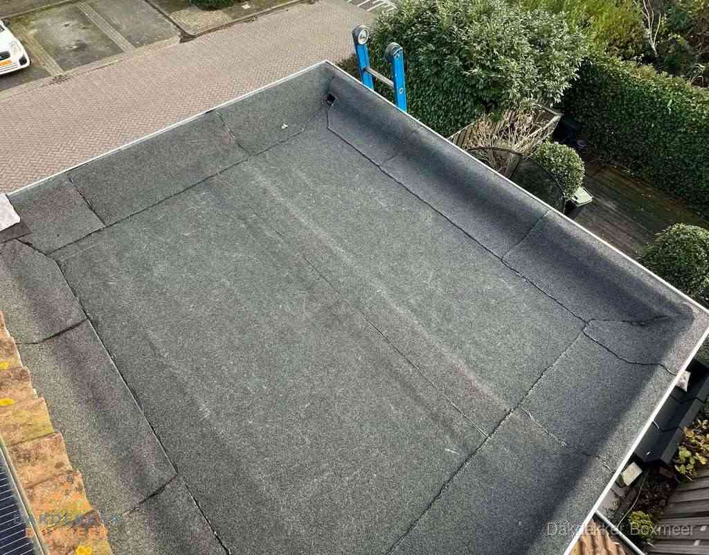 Gerenoveerd plat dak met nieuwe bitumen dakbedekking in Boxmeer Gerenoveerd plat dak met nieuwe bitumen dakbedekking in Boxmeer