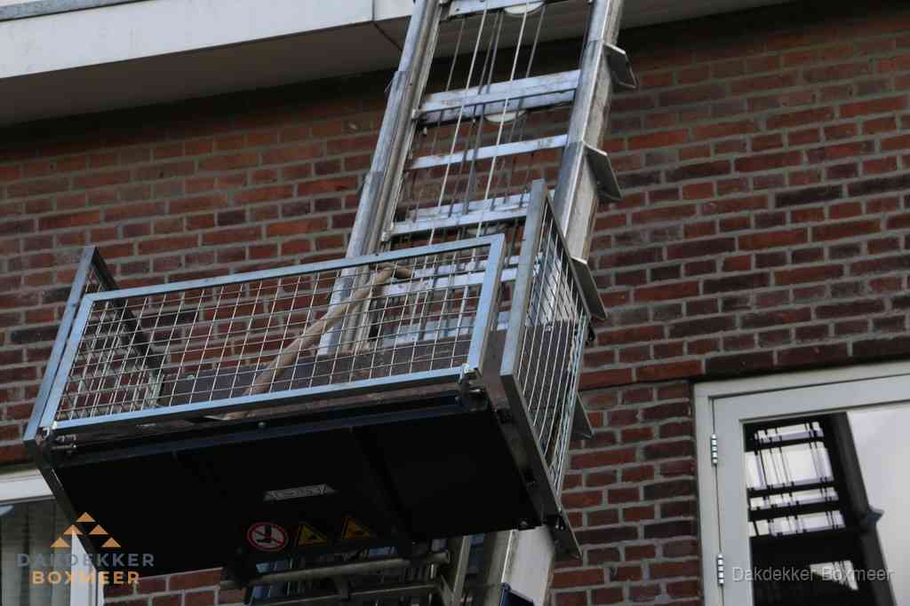 Ladderlift met dakpannen voor dakpan reparatie in Boxmeer Ladderlift met dakpannen voor dakpan reparatie in Boxmeer