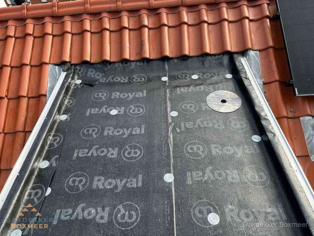 Nieuw dak met dakpannen en Royal onderlaag bij woning in Boxmeer Nieuw dak met dakpannen en Royal onderlaag bij woning in Boxmeer