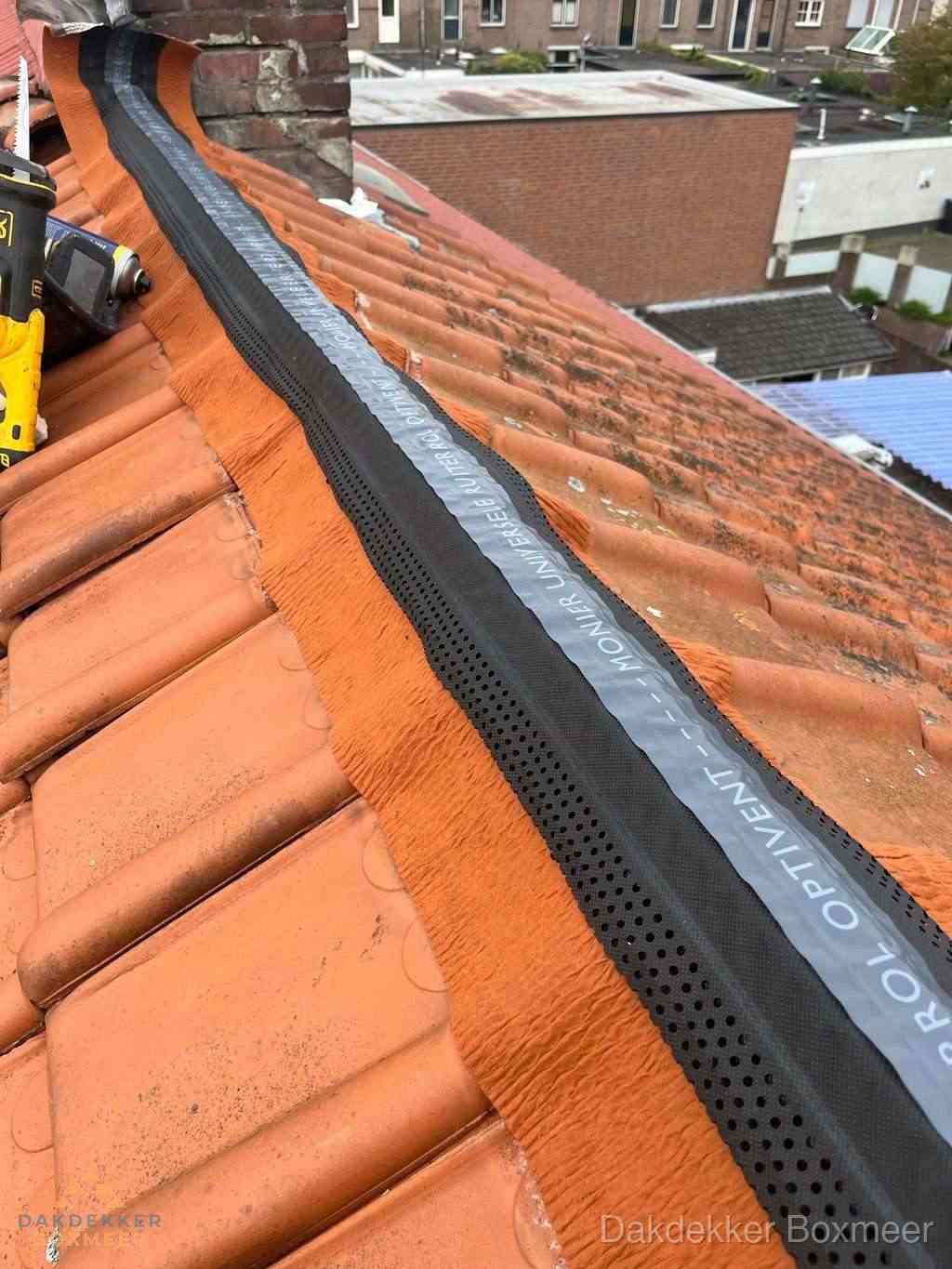 Plat dak aanbouw met bitumen naast schuin pannendak in Boxmeer Plat dak aanbouw met bitumen naast schuin pannendak in Boxmeer