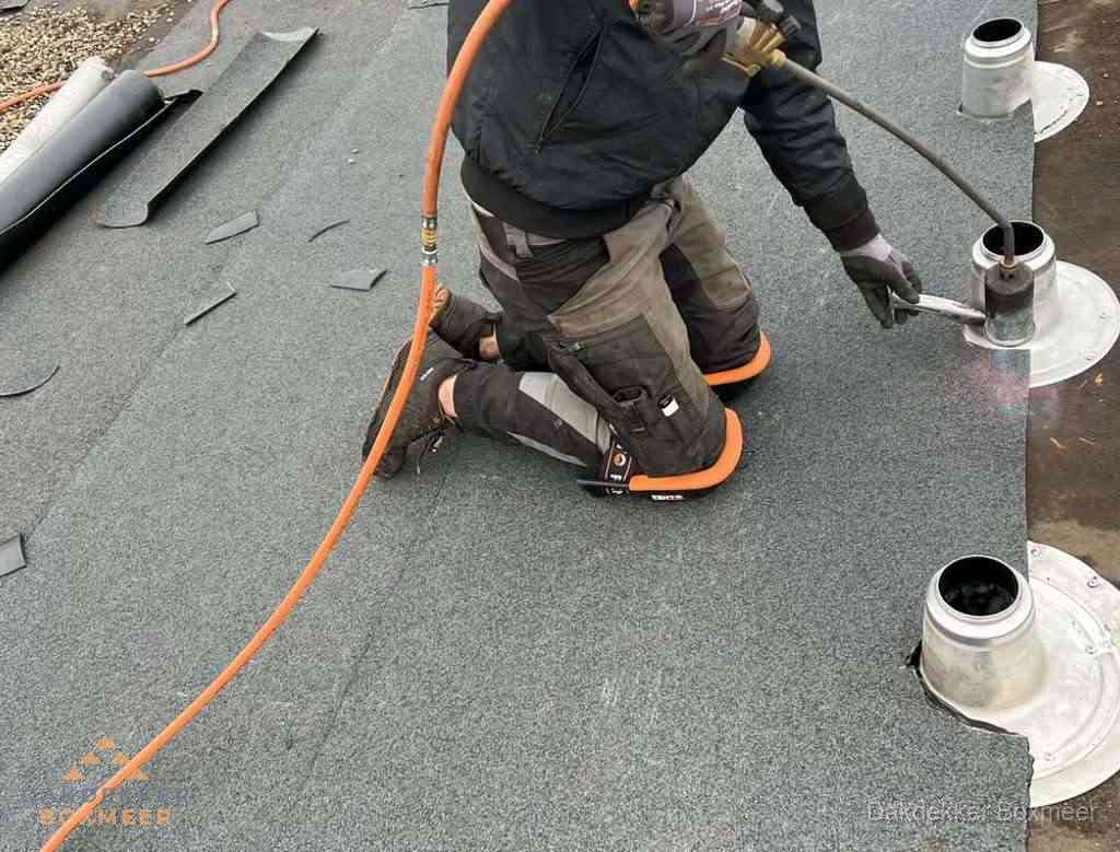 Gereedschap op nieuw plat dak na renovatie in Boxmeer Gereedschap op nieuw plat dak na renovatie in Boxmeer