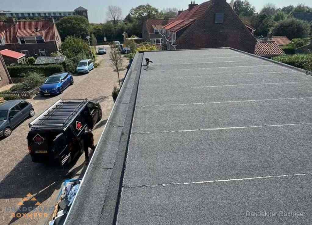 Nieuw bitumen plat dak met uitzicht over landschap in Boxmeer Nieuw bitumen plat dak met uitzicht over landschap in Boxmeer