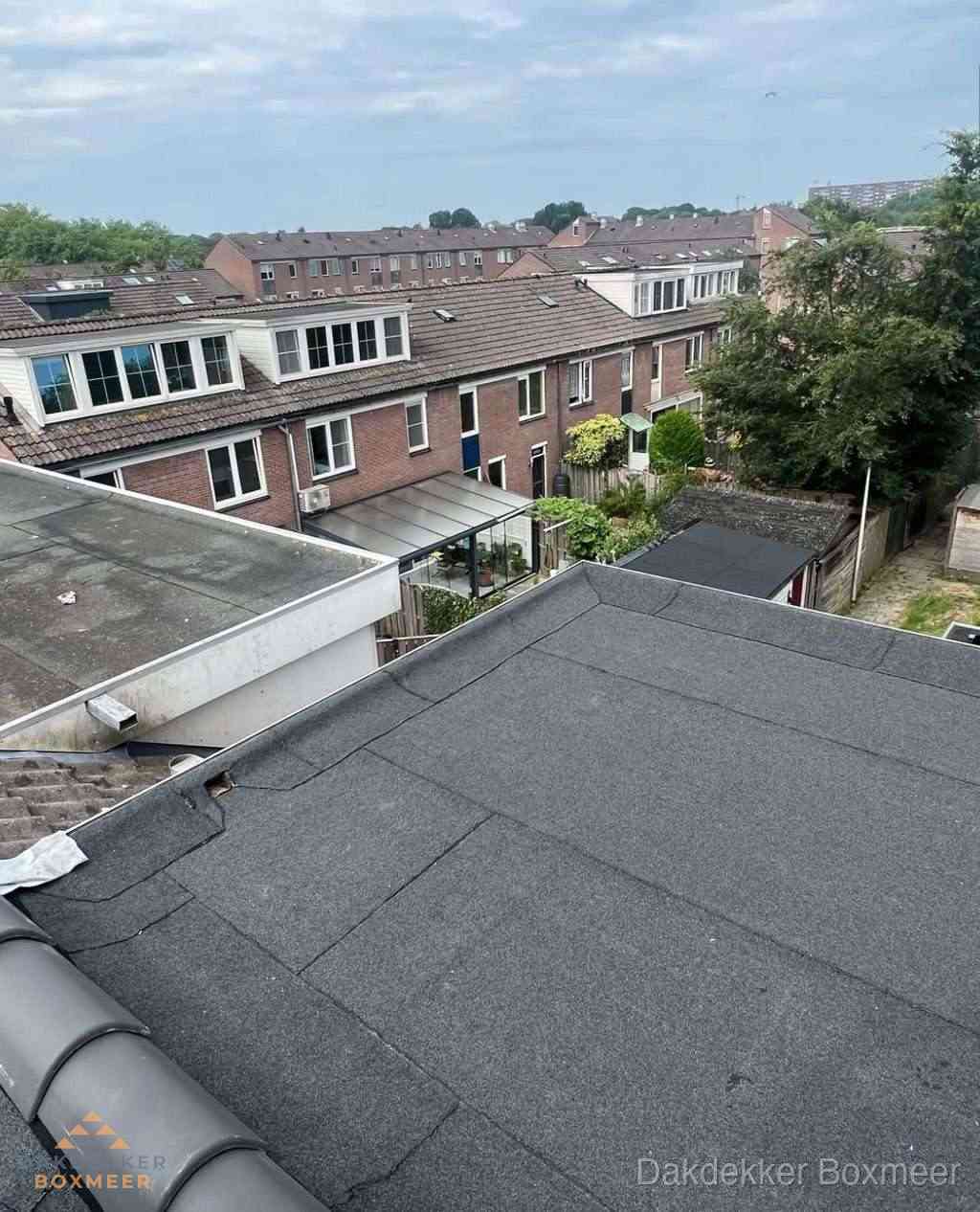 Vernieuwd plat dak met bitumen in woonwijk in Boxmeer Vernieuwd plat dak met bitumen in woonwijk in Boxmeer