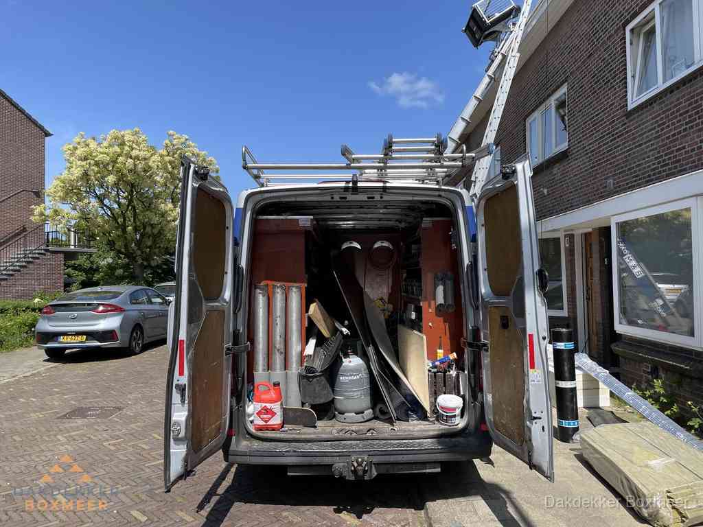 Spoed dakdekker bus met gereedschap en ladder bij woning in Boxmeer Spoed dakdekker bus met gereedschap en ladder bij woning in Boxmeer