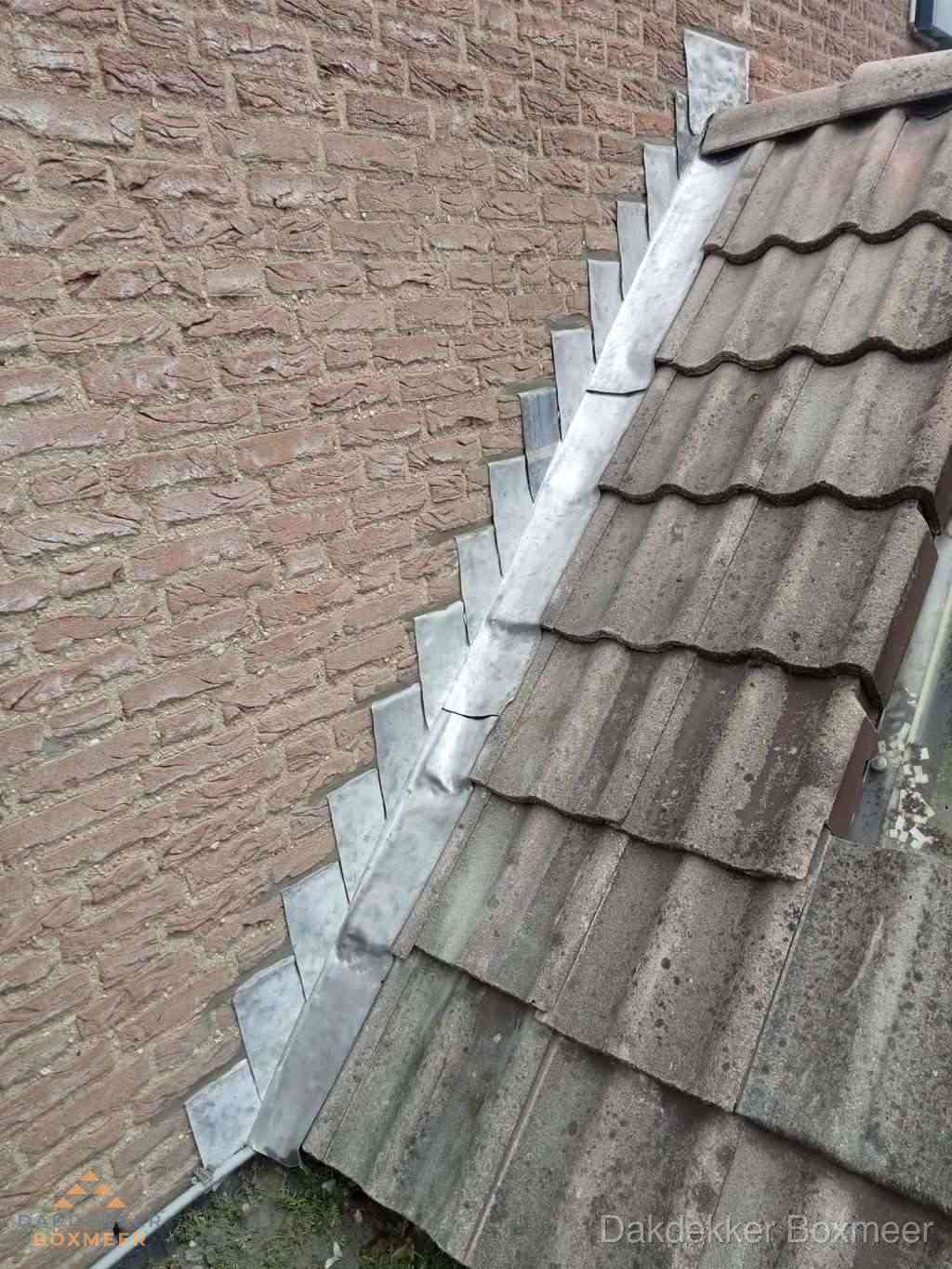 Loodslabben langs dakaansluiting bij bakstenen muur in Boxmeer Loodslabben langs dakaansluiting bij bakstenen muur in Boxmeer